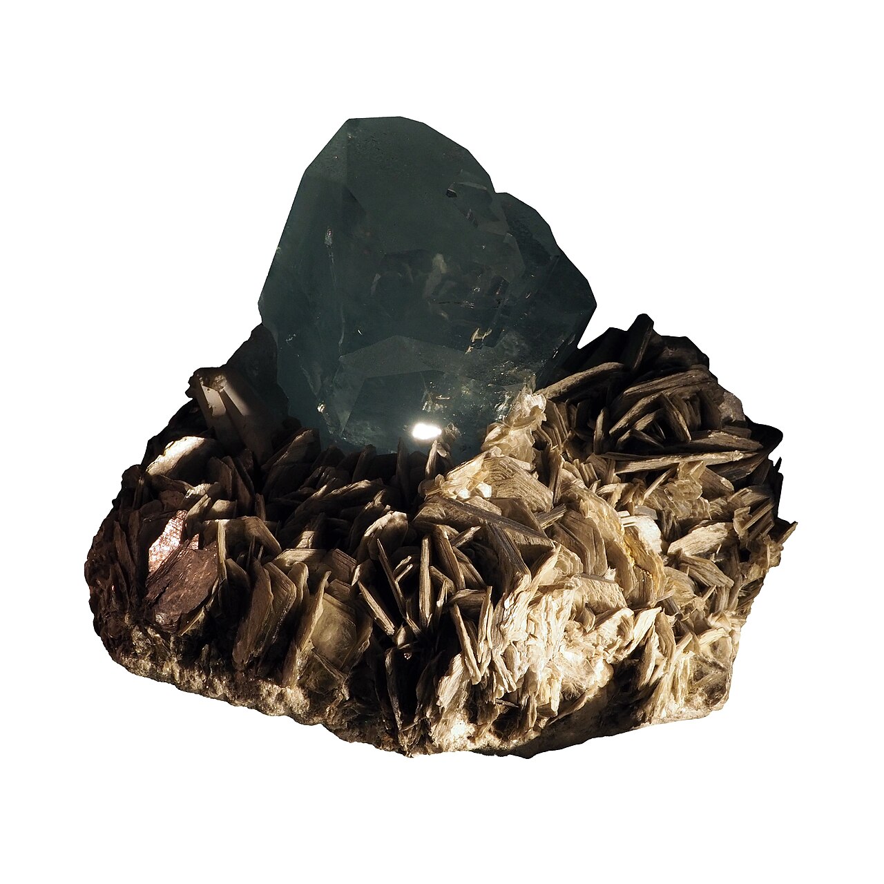 Hexagonal prismatic aquamarine beryl crystal